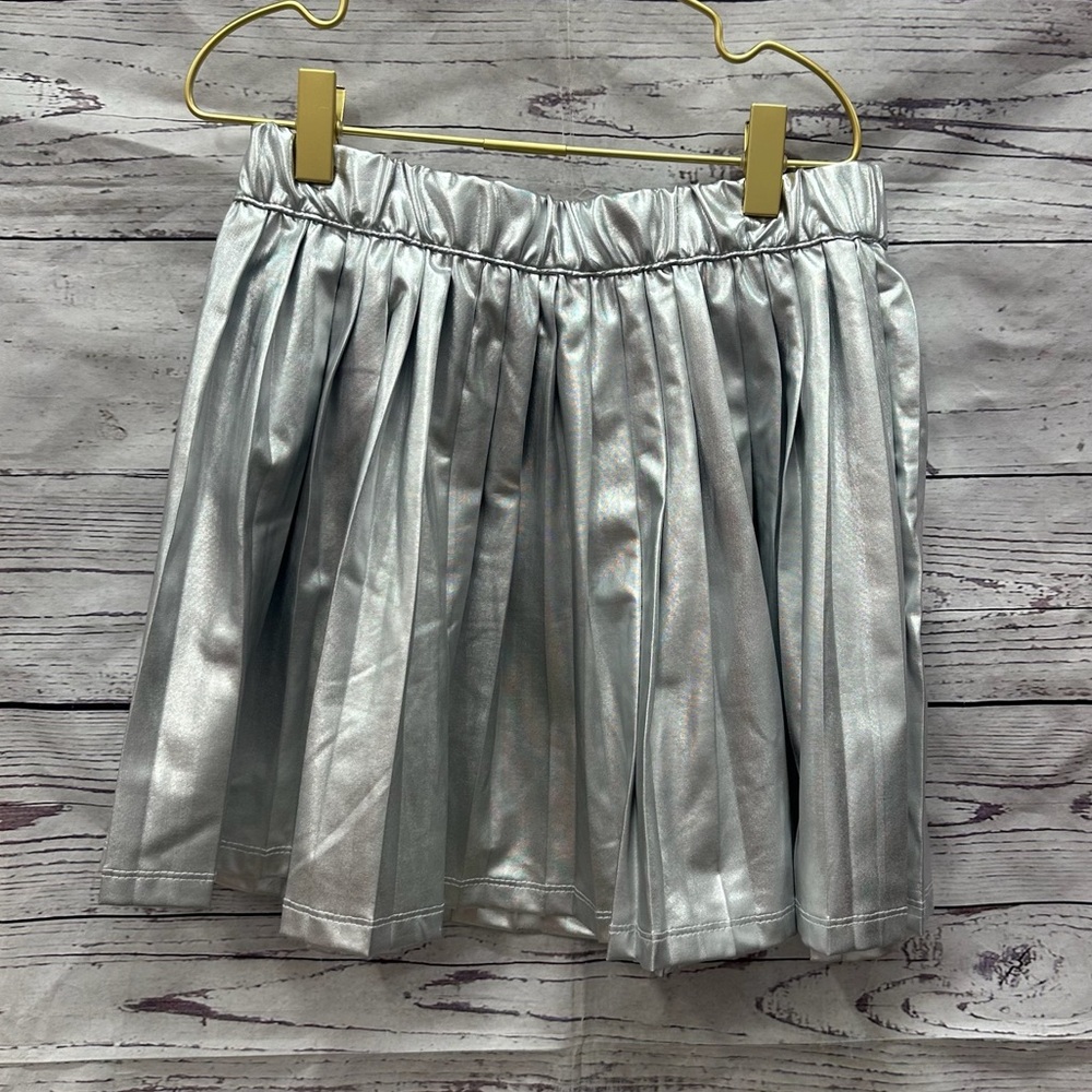 Splendid metallic silver pleated mini skirt. Available in Size 12 & 14